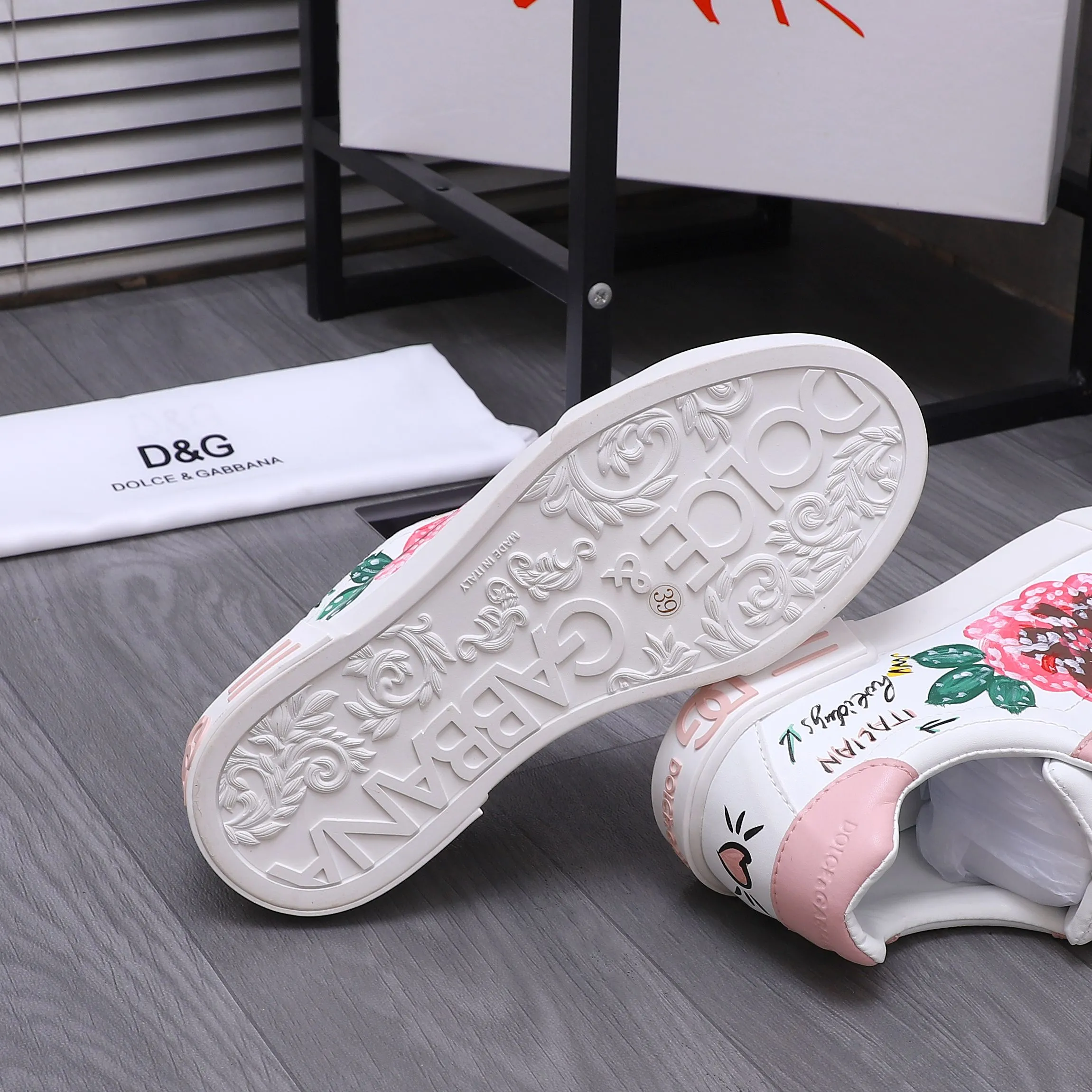 Men's shoes 💰480 Product trademark: DG (Dolce & Gabbana) couple's casual shoes Regular size: 35-46 (45.46 is custom-made and non-refundable) Product materials: Selected graffiti cowhide upper, leather lining, cowhide insole, original outsole